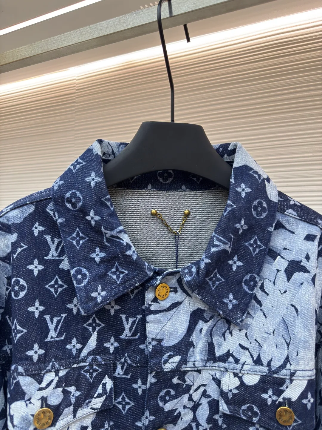 LOUIS VUITTON seagrass white and blue all-over printed denim jacket ●Authentic product: Purchased and developed by 18644 ●Item number: 1680542-D15 ●Fabric: blue denim denim fabric ●Technology: jacquard production ●Version: fitted version ●Weight: about 1130g ●Size: 46-48-50-52 ●Description: The fabric is made of blue denim twill custom-woven denim. Scan the basic artwork for front and rear panel printing The film master creates a visual effect that has no color difference with the original. After the pattern design is completed, foreign advanced penetration technology is combined with digital direct-jet printing. Color matching and inkjet printing. Alignment of ready-made garments and floral materials. The splicing positions are completely aligned. The hem, sleeves, neckline and other positions. Customized hardware accessories. It can be matched with the same style to create a fashionable look and control various occasions. Customized accessories, three complete standards, the same style for men and women!